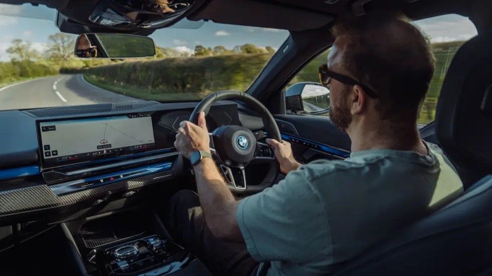 메르세데스 벤츠 EQE vs BMW i5 비교 테스트 ; 고급 전기 세단의 빅매치