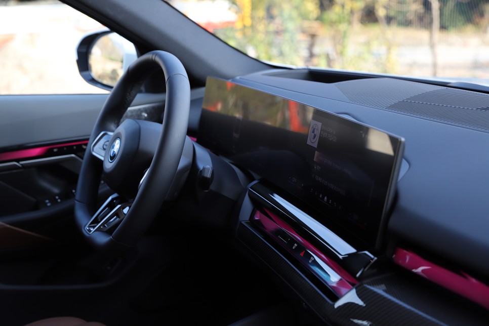 BMW i5 G60 5시리즈 스마트폰 거치대 (인사이드에디션 마운트+신지모루 M 도넛 맥세이프 충전기 조합)