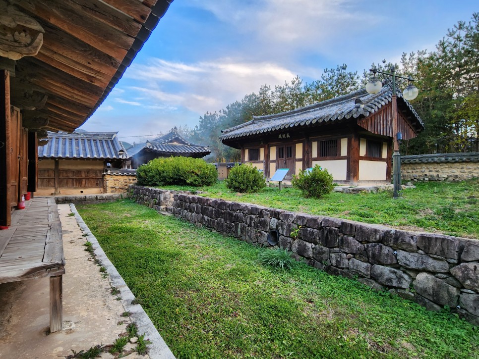 청도군 금천면 선암서원 - 지붕아래 화려한 조각을 품은 한옥