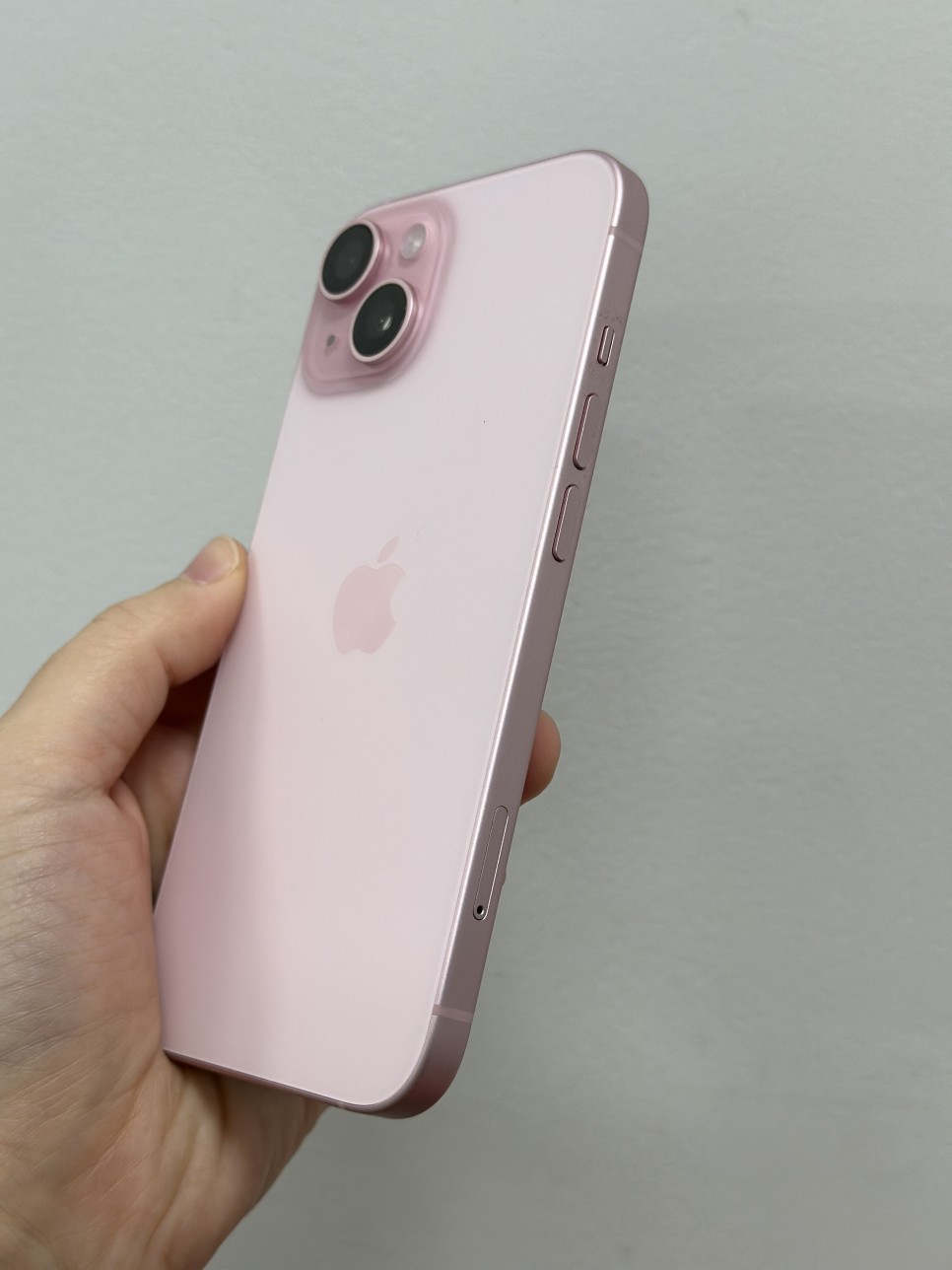 아이폰15 핑크 후기 실물로 보니 색상과 질감이 부드러워요