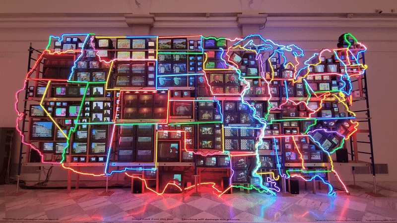 초상화 갤러리 여러 인물들 및 미국미술관 대표적 현대미술 작품인 백남준의 "Electronic Superhighway"