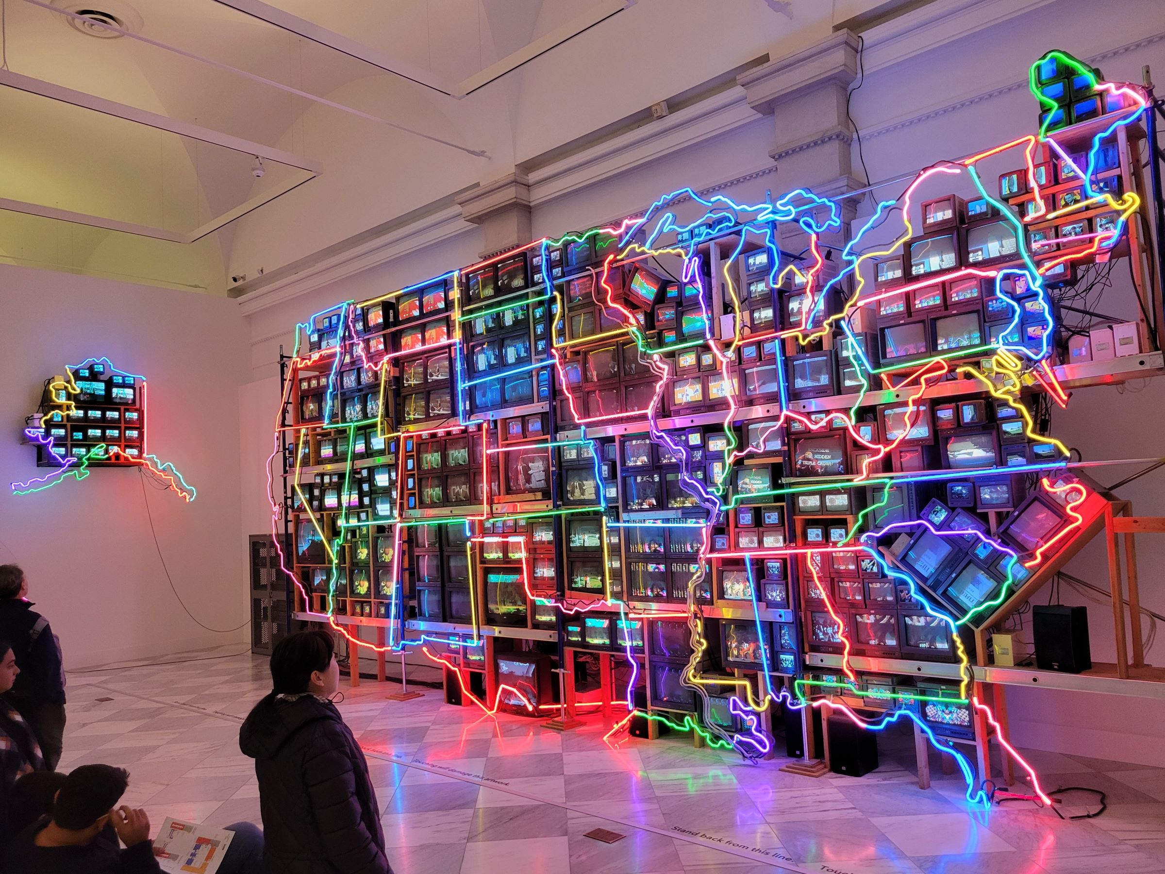 초상화 갤러리 여러 인물들 및 미국미술관 대표적 현대미술 작품인 백남준의 "Electronic Superhighway"