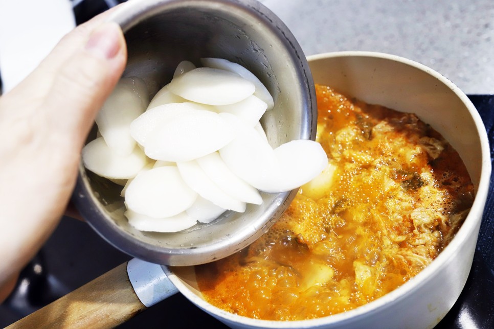 얼큰한 김치떡국 떡만두국 끓이는법 떡국떡 요리