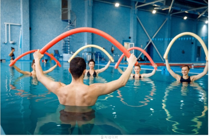 전현무 아쿠아로빅 뱃살빼는법 칼로리 소모 많은 운동  실내수영장 수영 에어로빅