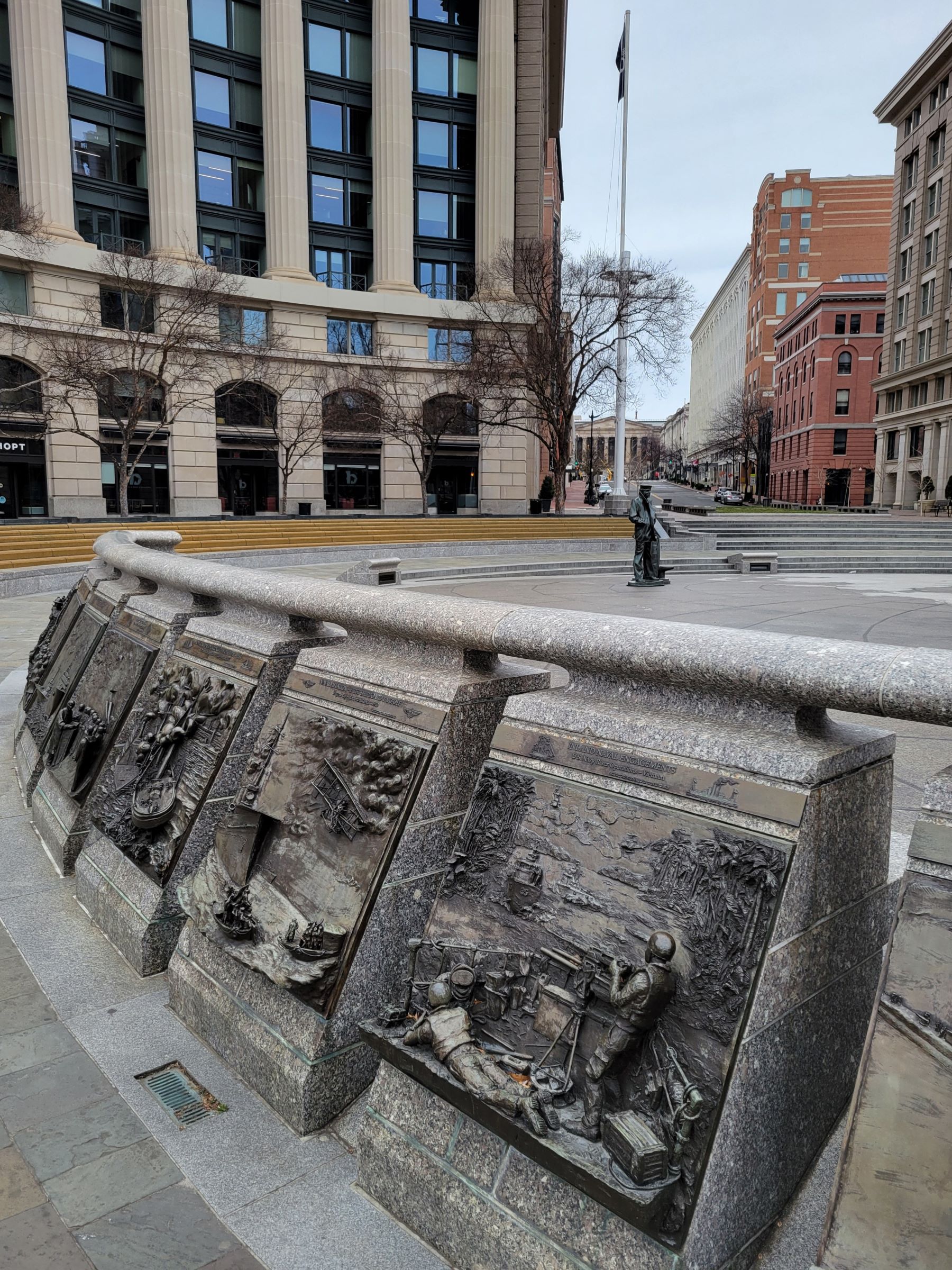 펜쿼터(Penn Quarter)의 동상들과 해군 기념물 및 법집행(Law Enforcement) 박물관과 순직자 추모광장