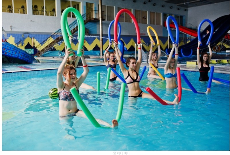 전현무 아쿠아로빅 뱃살빼는법 칼로리 소모 많은 운동  실내수영장 수영 에어로빅