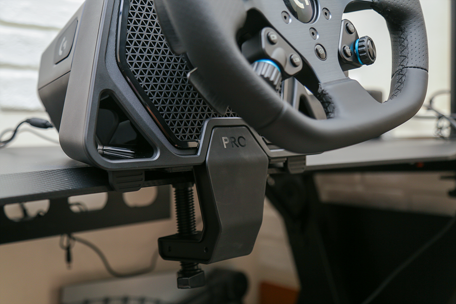 로지텍 PRO 레이싱 휠 페달 커스텀이 자유로운 레이싱휠로 몰입감을 높이다!