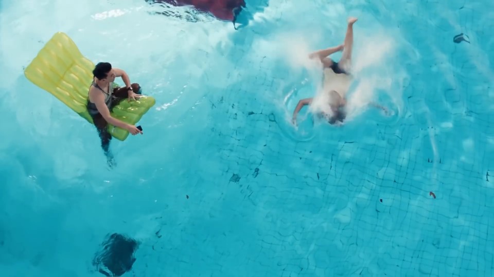 더 풀 (The Pool, 2018년) 풀장에 고립된 두 남녀와 악어