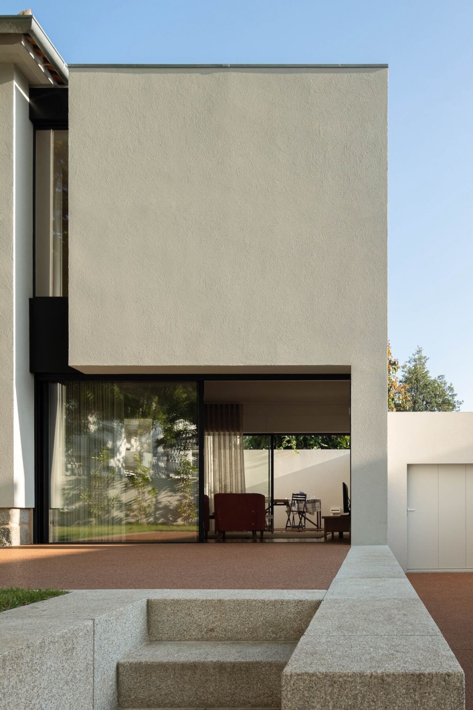 합리적인 구조로 증·개축을 한 길모퉁이 반 단독주택, IMLA House by Luppa Arquitectos