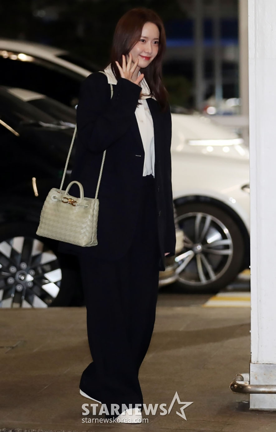 윤아 공항패션 보테가베네타 가방 안디아모 스몰 숄더백 30대 여자 명품 가방 가격