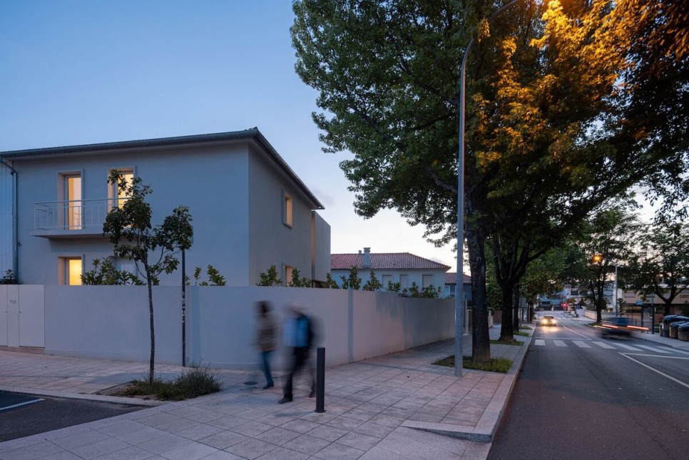 합리적인 구조로 증·개축을 한 길모퉁이 반 단독주택, IMLA House by Luppa Arquitectos