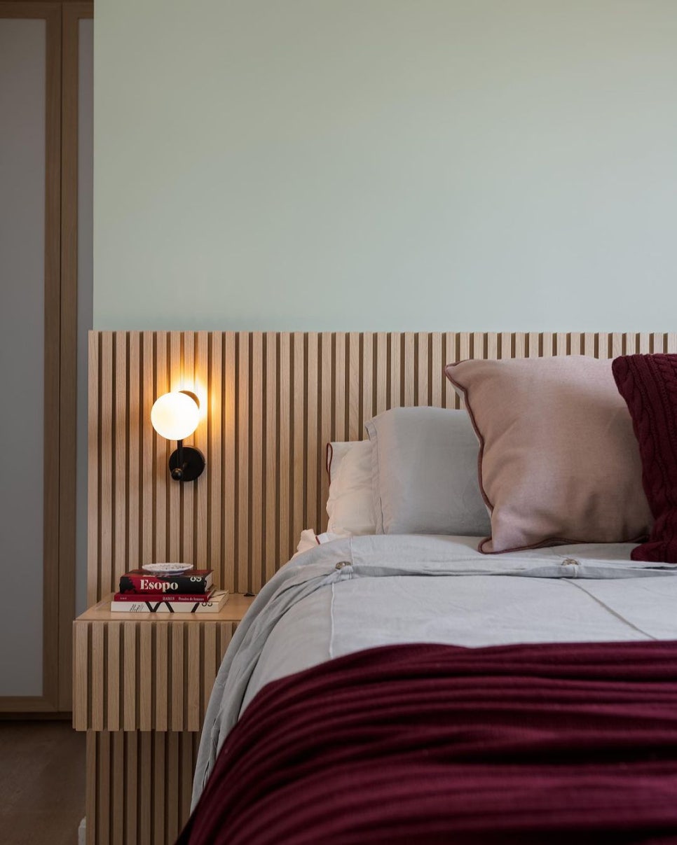 템바보드 침대 헤드 선반 갖춘 자연친화적인 침실 인테리어