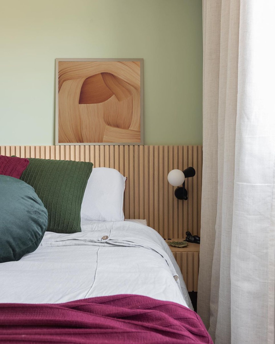템바보드 침대 헤드 선반 갖춘 자연친화적인 침실 인테리어