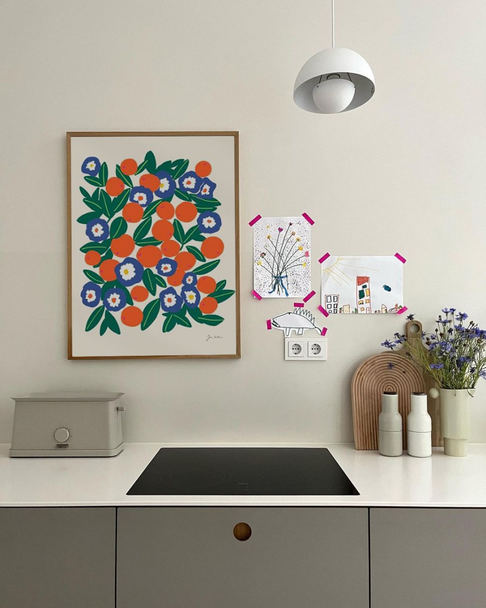 예쁜 주방 꾸미기 싱크대 상부장 없는 주방 인테리어와 과일 포스터