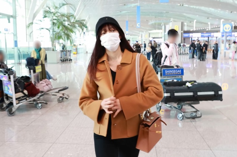 박신혜 공항패션 가방 에르메스 켈리백 25 옷 자켓 패션 코디