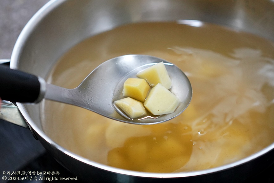 얼큰 김치 수제비 만들기 감자 수제비 반죽 만들기 만드는법