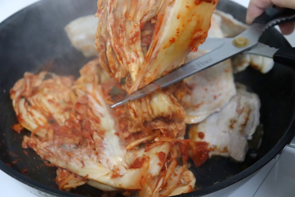 돼지고기 김치 두루치기 제육볶음 레시피 삼겹살 김치볶음 볶음김치 만드는법