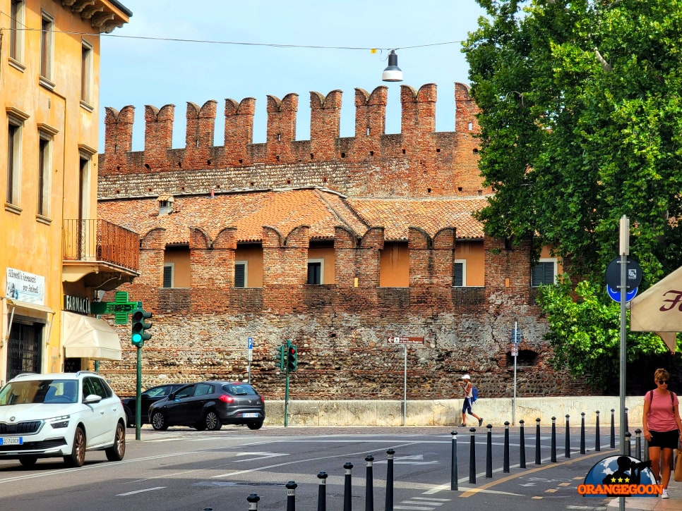 (이탈리아 베로나 / 포르타 팔리오) 그리스에서 넘어온 도리스 양식으로 탄탄하게 만들어진 베로나의 옛 성문. Porta Palio