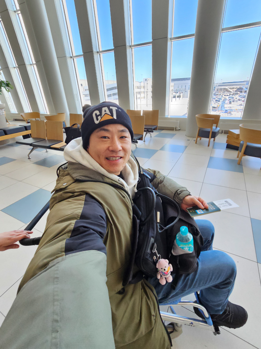 인천공항 홋카이도 진에어 비행기 탑승수속 승무원 이미지 휠체어 서비스 해외여행 다리 골절 대처법