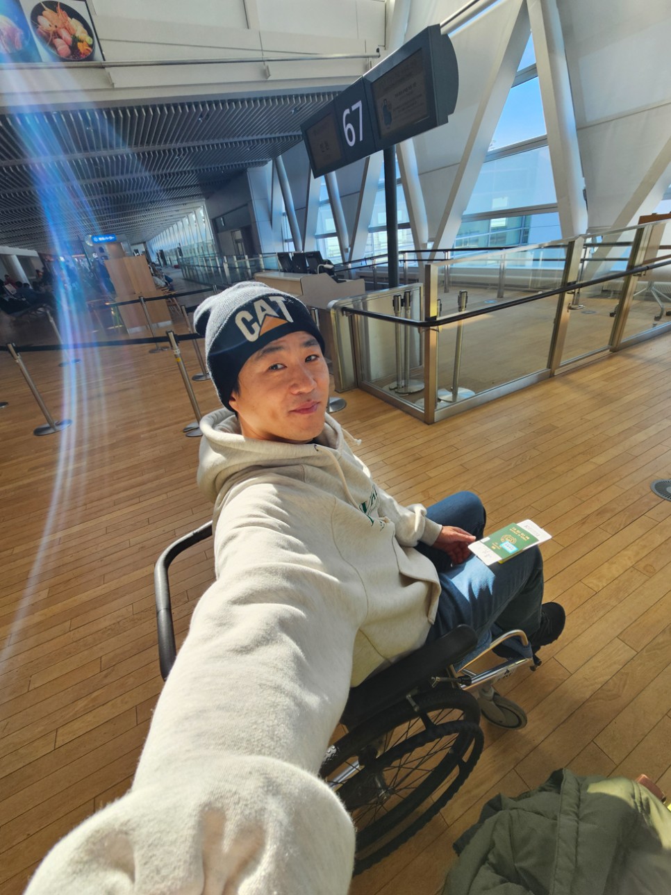 인천공항 홋카이도 진에어 비행기 탑승수속 승무원 이미지 휠체어 서비스 해외여행 다리 골절 대처법