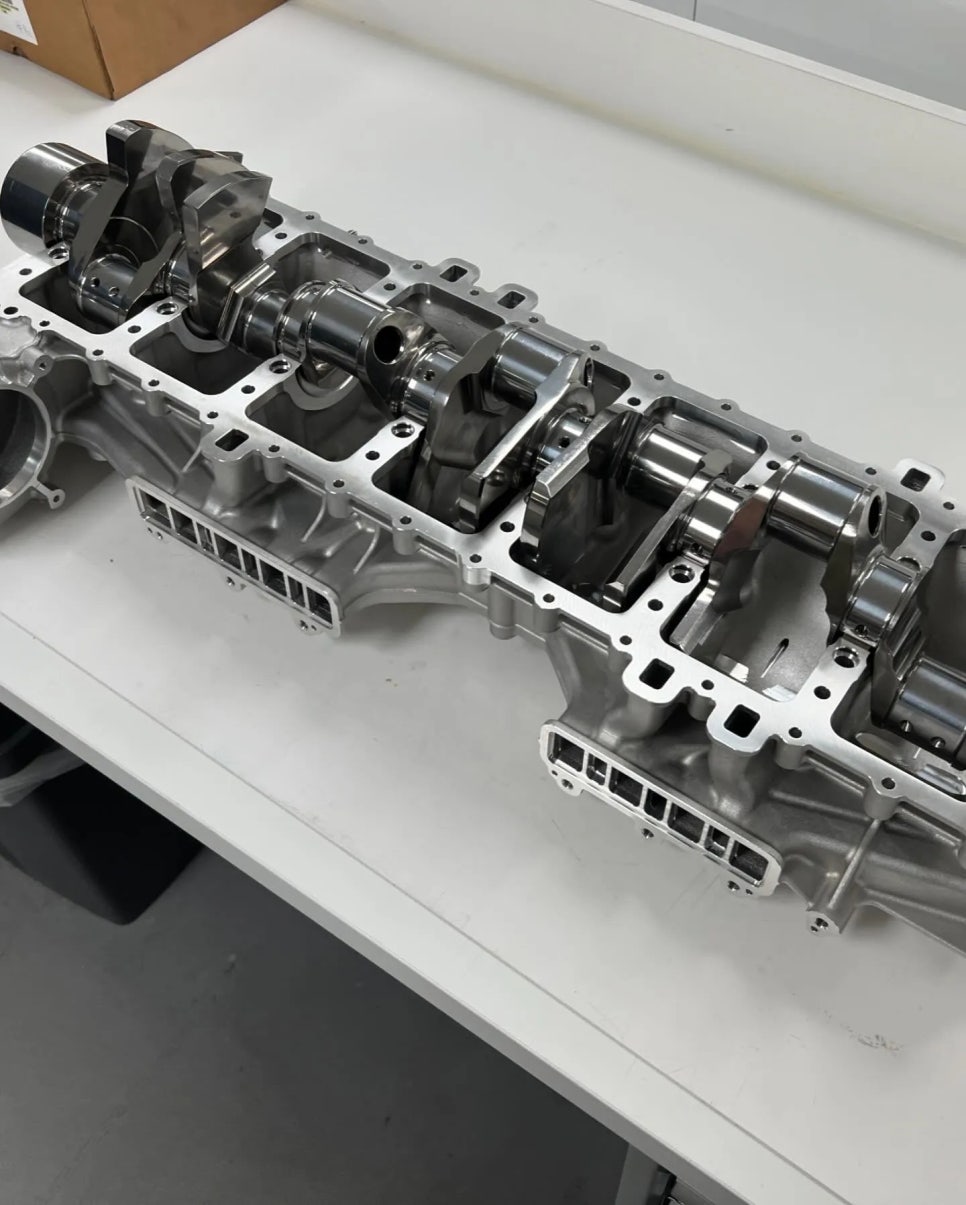 부가티 시론 후속 모델의 V16 엔진 프로토타입 공개
