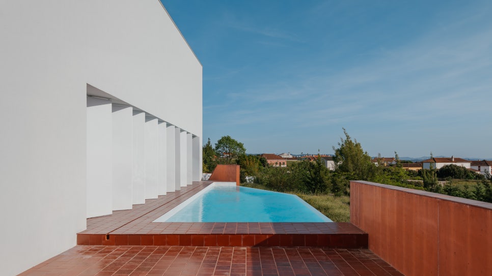 디자인 주택! 비정형 완경사 지붕을 가진 중정주택, Valley House by Volume Architecture Lisbon Studio