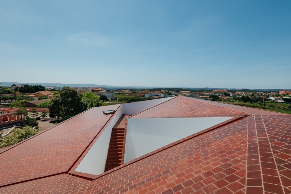 디자인 주택! 비정형 완경사 지붕을 가진 중정주택, Valley House by Volume Architecture Lisbon Studio