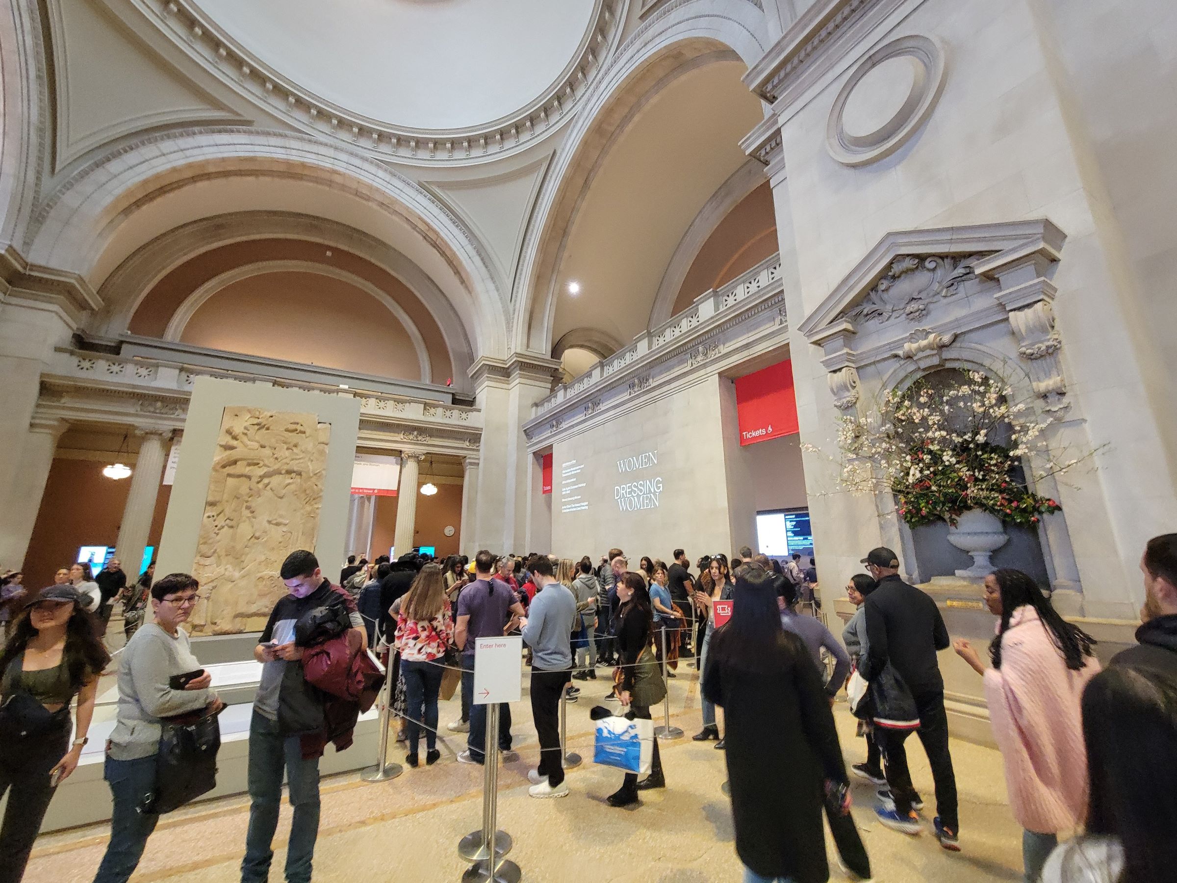 뉴욕 맨하탄 메트로폴리탄 미술관의 모든 전시실을 빠짐없이 다 둘러보려면, 도대체 얼마를 걸어야 할까?