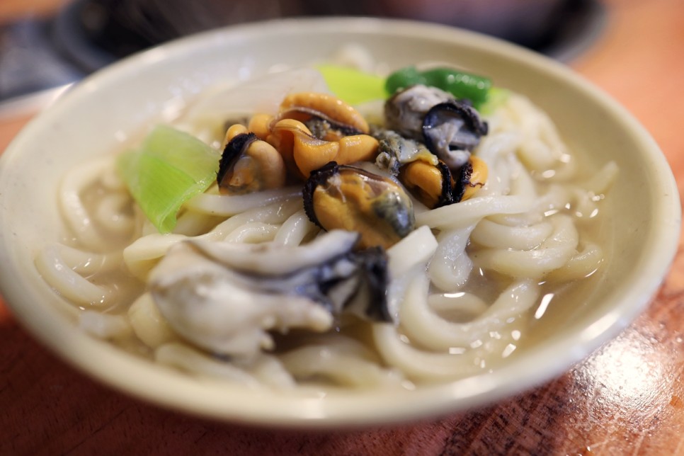 굴과 홍합 해산물에 몰빵 강경 칼국수 맛집 강경해물칼국수