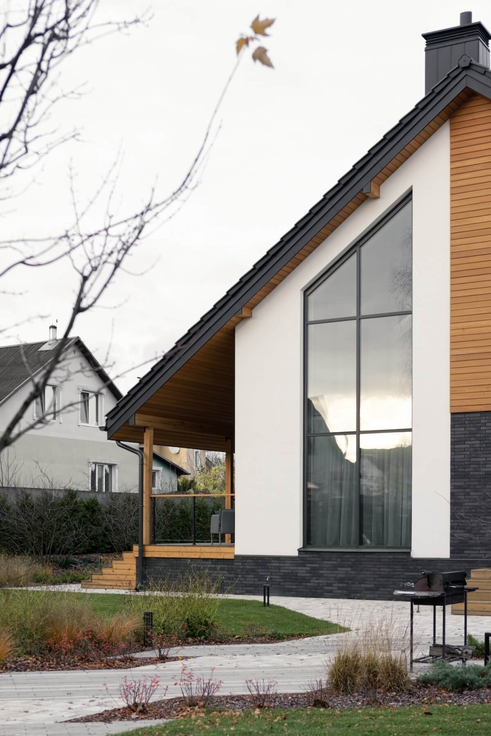목가적인 자연스러움과 도시적인 모던함이 조화를 이룬 교외 주택, Wood & Air House by Skar Design