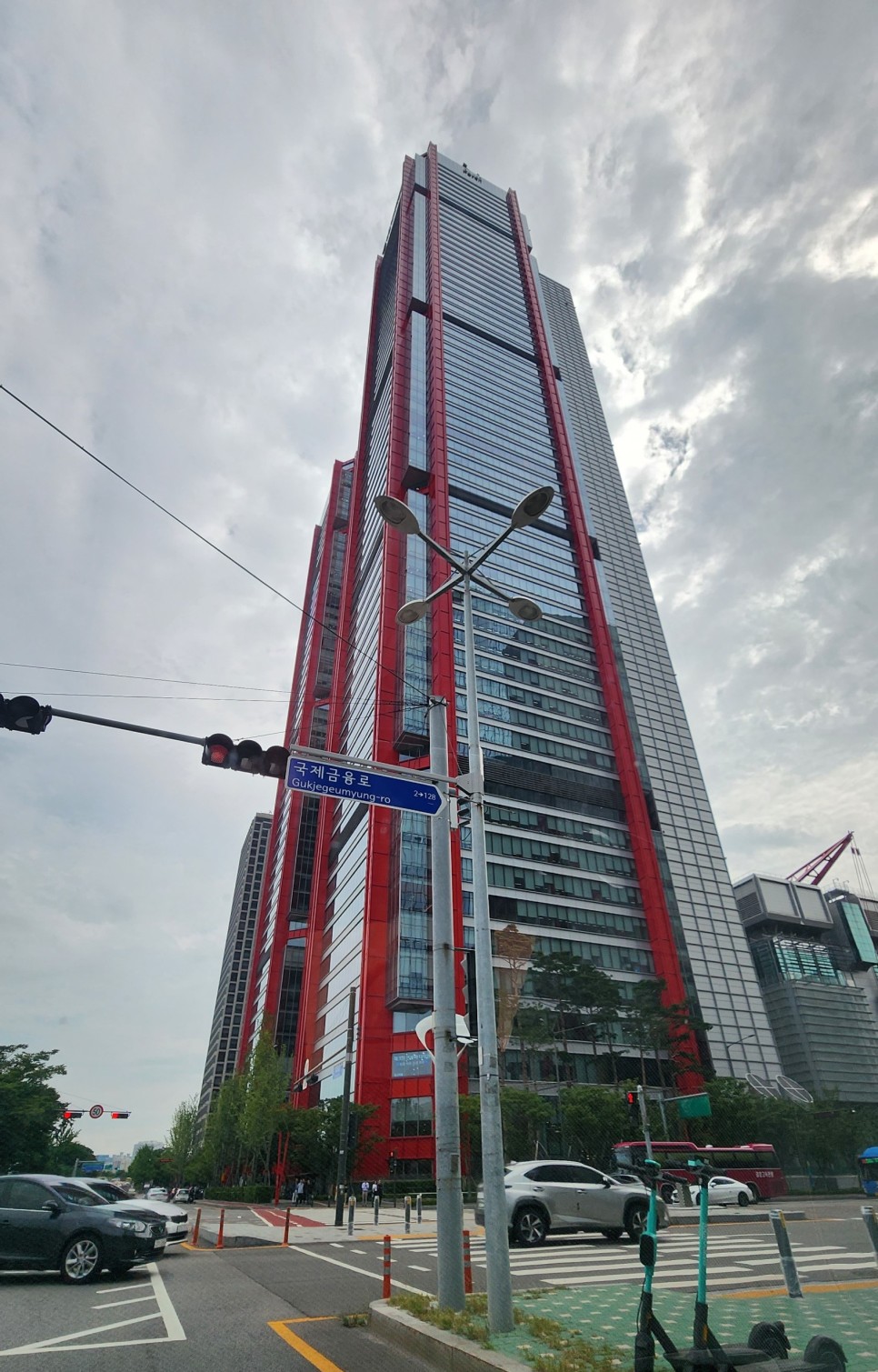 현대백화점 더 현대 서울 - 리처드 로저스 Richard Rogers - 와이어 인장력으로 들어올려진 지붕과 기둥 없는 공간