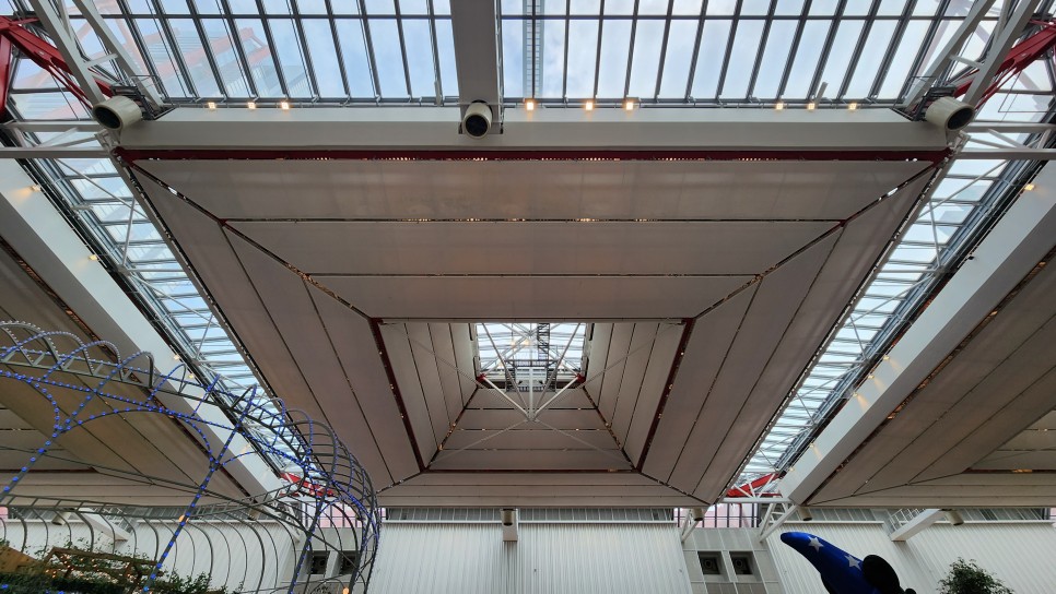 현대백화점 더 현대 서울 - 리처드 로저스 Richard Rogers - 와이어 인장력으로 들어올려진 지붕과 기둥 없는 공간