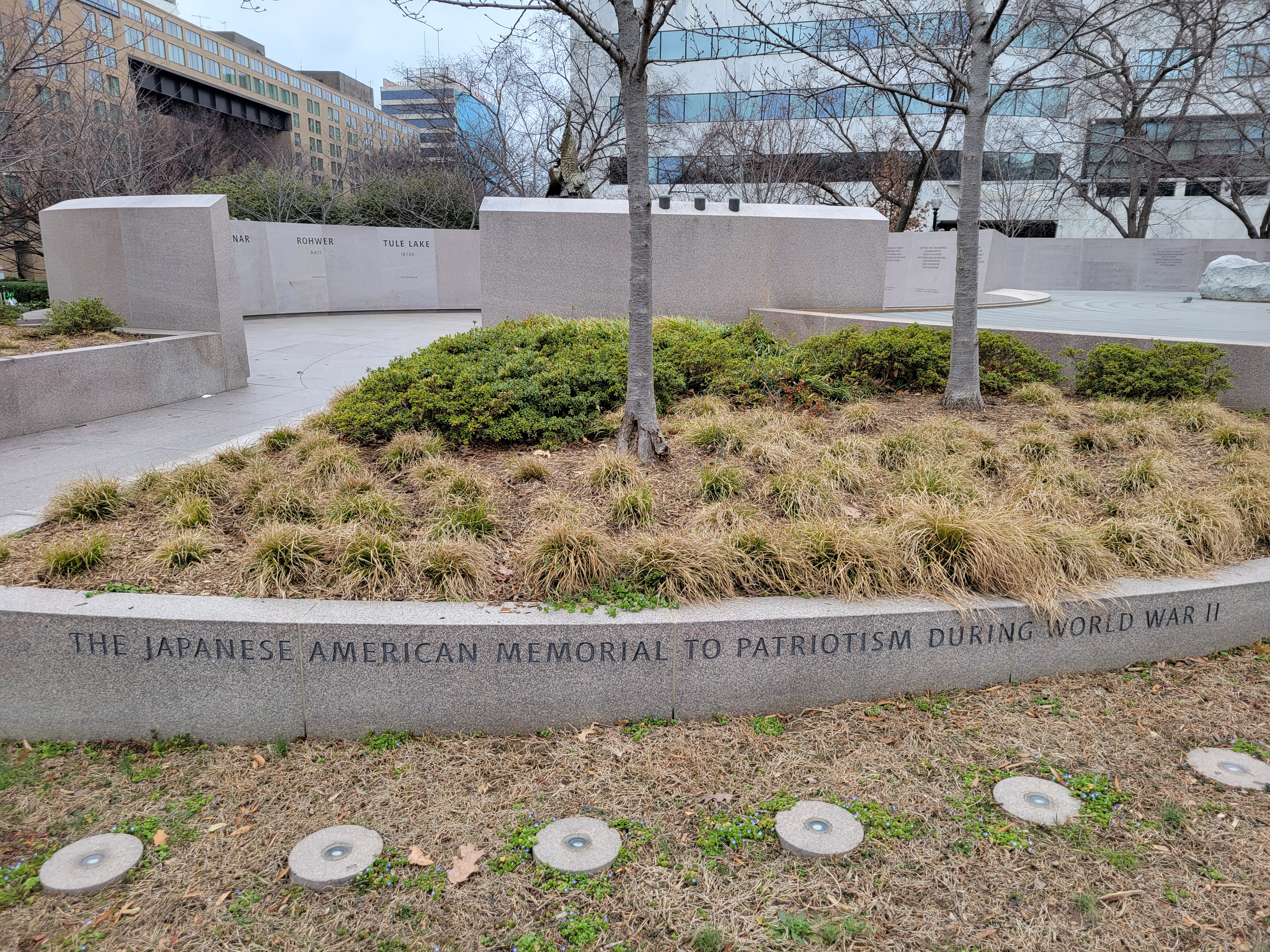 유니언스테이션과 컬럼버스서클, 제2차 세계대전 일본계미국인 애국기념물 및 태프트메모리얼 카리용