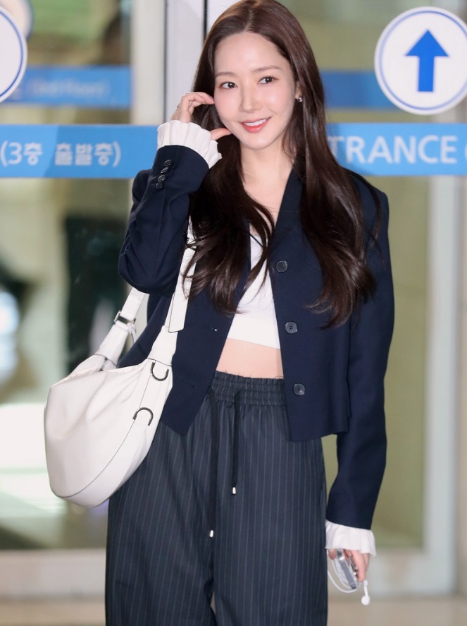 내남결 박민영 공항패션 옷 가방 자켓 포상휴가 코디