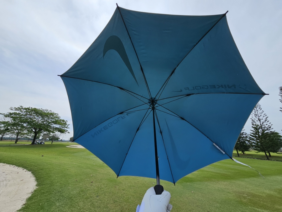 골프 필드 라운딩 준비물 골프용품 경량 우산 해 날 때 써도 좋아요