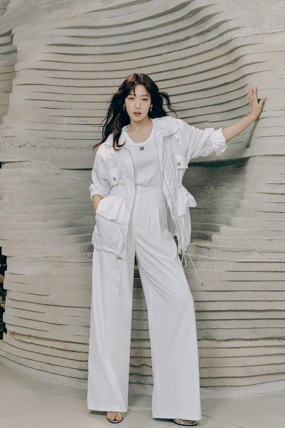 모조에스핀 24 여름 캠페인 박신혜 화보 패션 자켓 원피스 셋업 여자 여름 오피스룩 코디