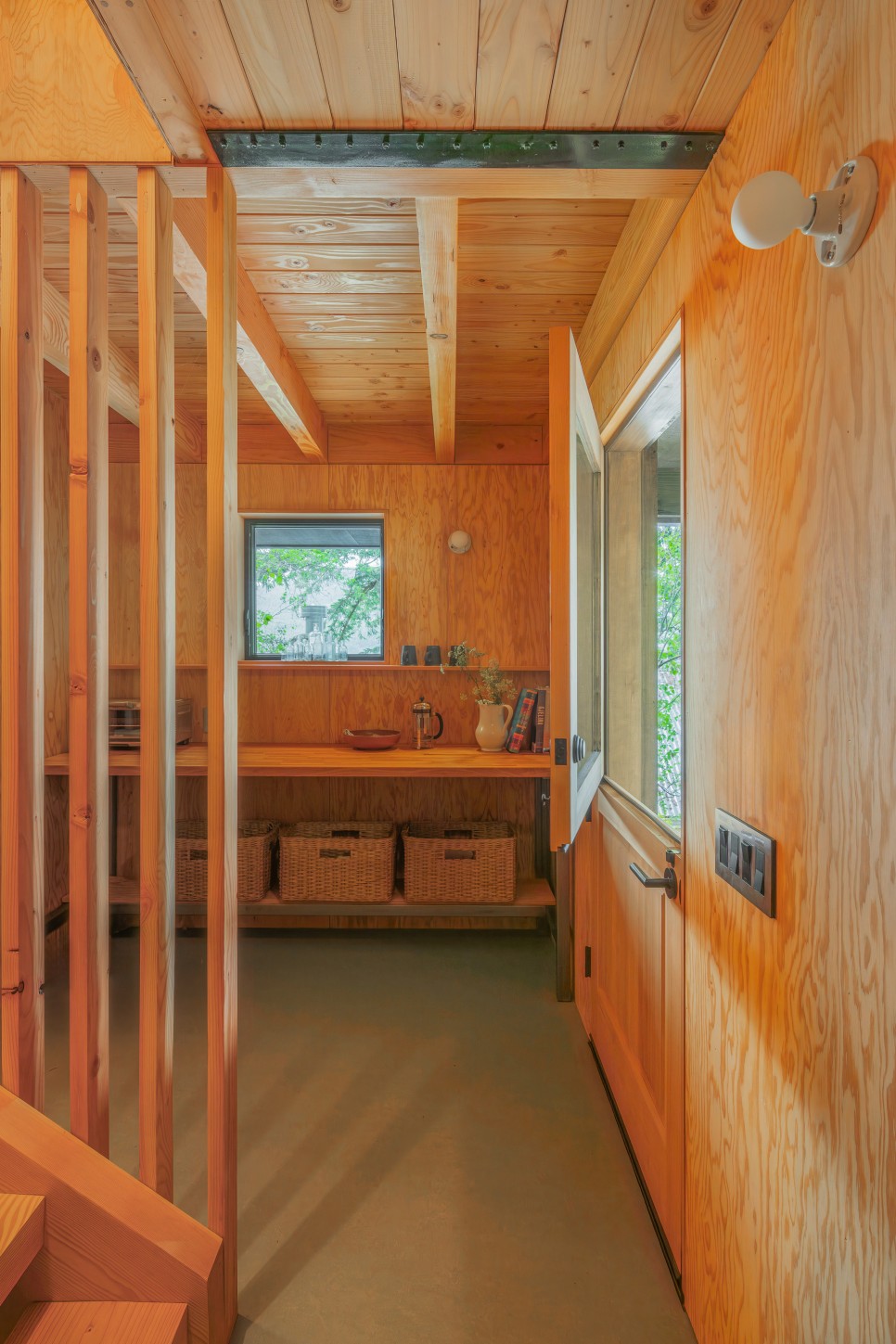 많은 이야기가 담긴, 17평 8~11인용 숙소, Guemes Island Bunkhouse by SHED Architecture & Design