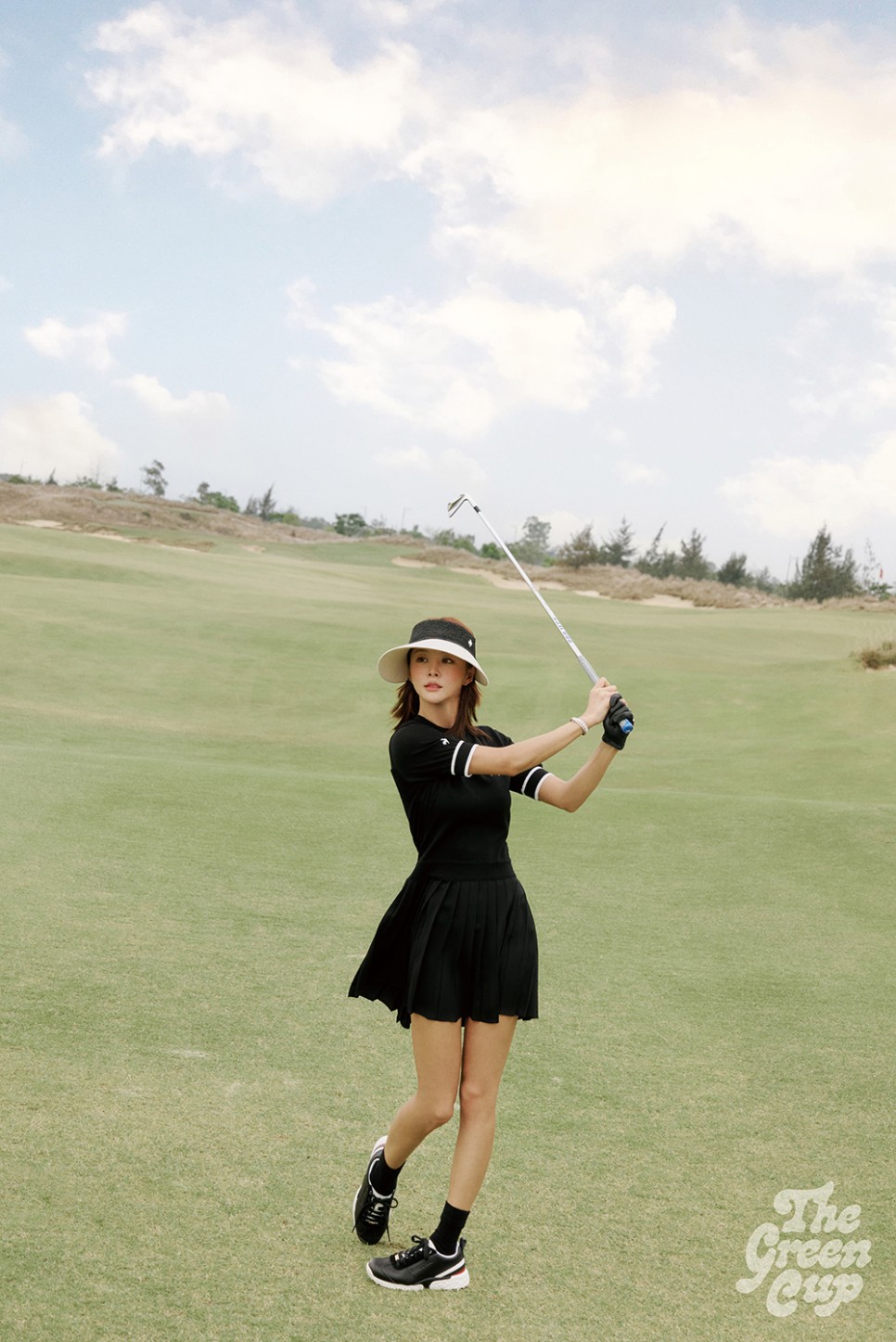 임블리 화보 패션 속 여성 골프웨어 봄 라운딩룩 르꼬끄골프 플리츠 스커트, 반팔 니트, 모자까지 모두 굿!