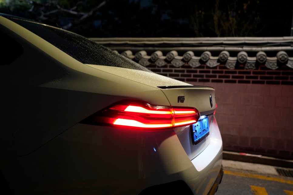 2024 BMW i5 시승기 '럭셔리한 준대형 전기차' 모의견적 제원 포토 정보