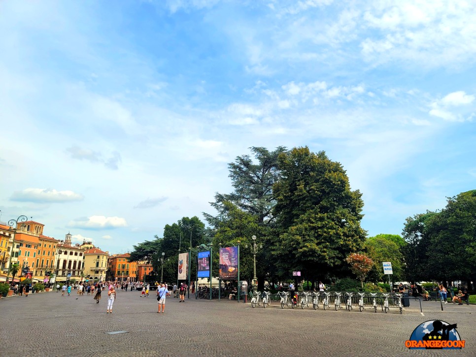(이탈리아 베로나 / 브라 광장) 베로나에서 가장 큰 광장. 베로나 아레나와 브라의 문이 있는 아름다운 광장 Piazza Bra