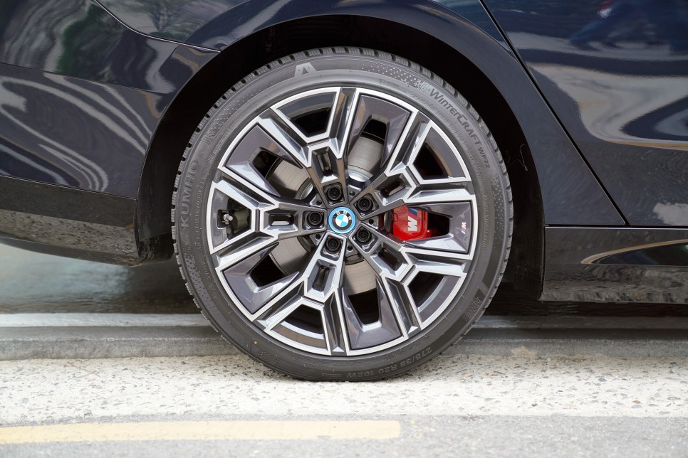 바바리안모터스 BMW 미니 구로서비스센터 에서 BMW i5 순정 섬머타이어 장착