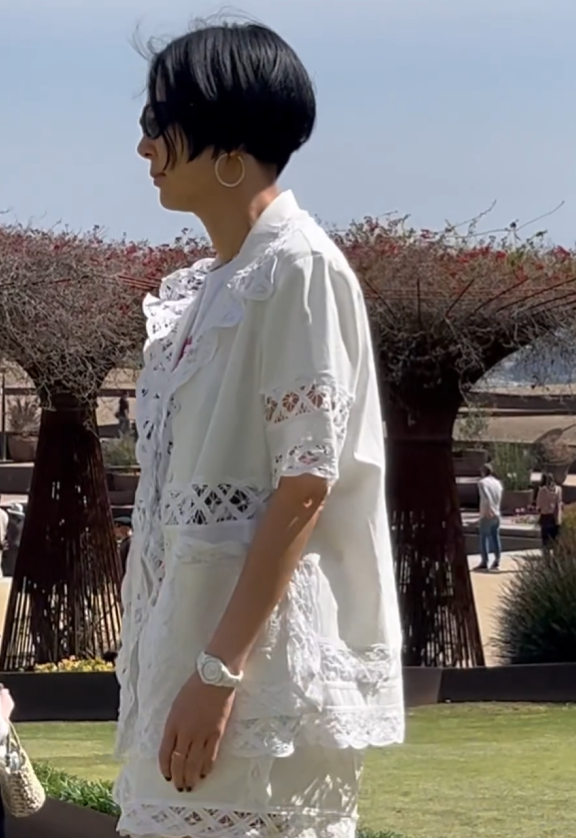 김나영 난리난 여자 오픈카라 반팔 흰 셔츠 코디 가격은?