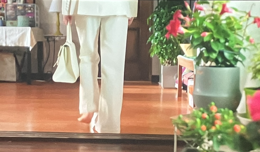 눈물의 여왕 4회 김지원 패션 운동화 신발 가방 - 로저비비에 페레가모