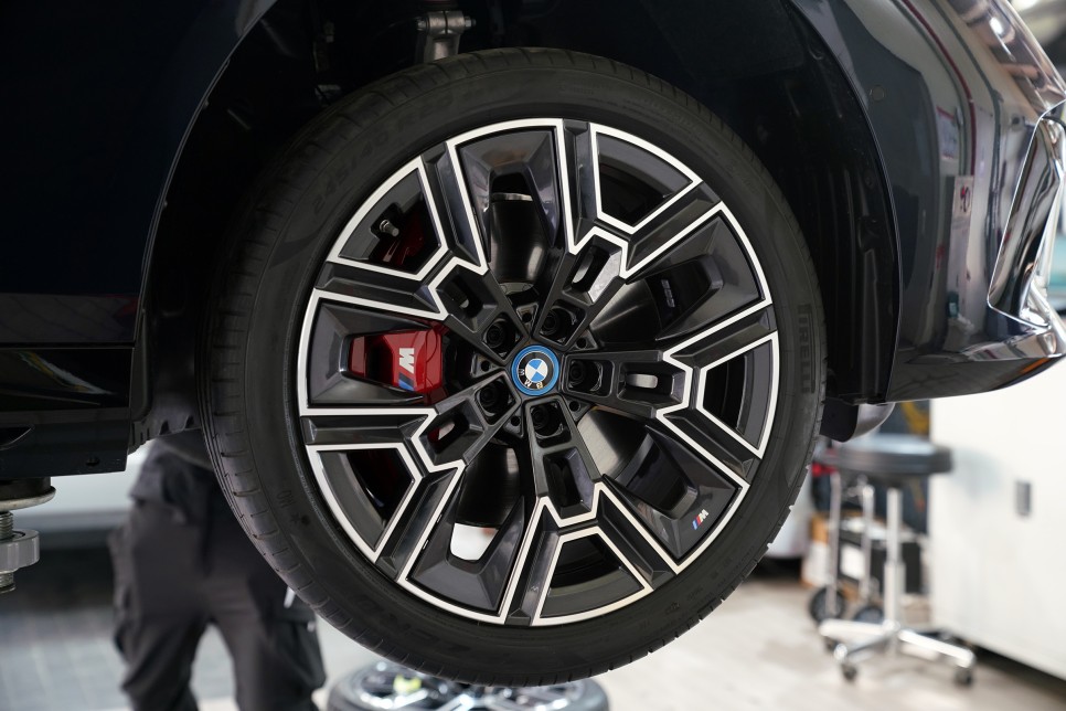 바바리안모터스 BMW 미니 구로서비스센터 에서 BMW i5 순정 섬머타이어 장착