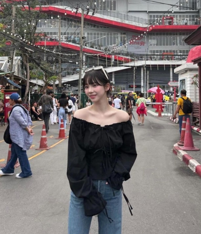 카리나 방콕여행 옷 선글라스 블라우스 오프숄더 사복패션 코디