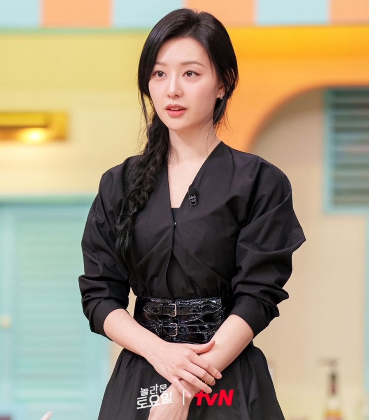 놀라운 토요일 김지원 옷 시계 샤넬 알라이아 원피스 패션 코디