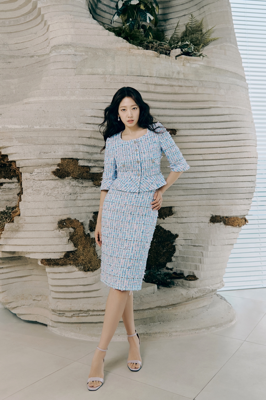모조에스핀 24 여름 캠페인 박신혜 화보 패션 자켓 원피스 셋업 여자 여름 오피스룩 코디