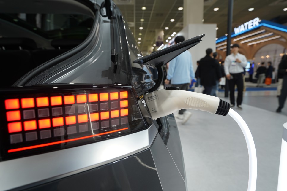 전기차 충전기 전문업체 이볼루션을 EV 트렌드 코리아 2024에서 만나봤습니다. 테슬라 충전소도 가능합니다.