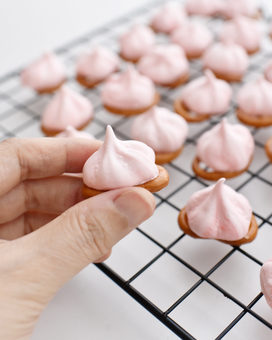 달콤 바삭한 벚꽃 머랭쿠키 만들기 에어프라이어 홈베이킹 레시피