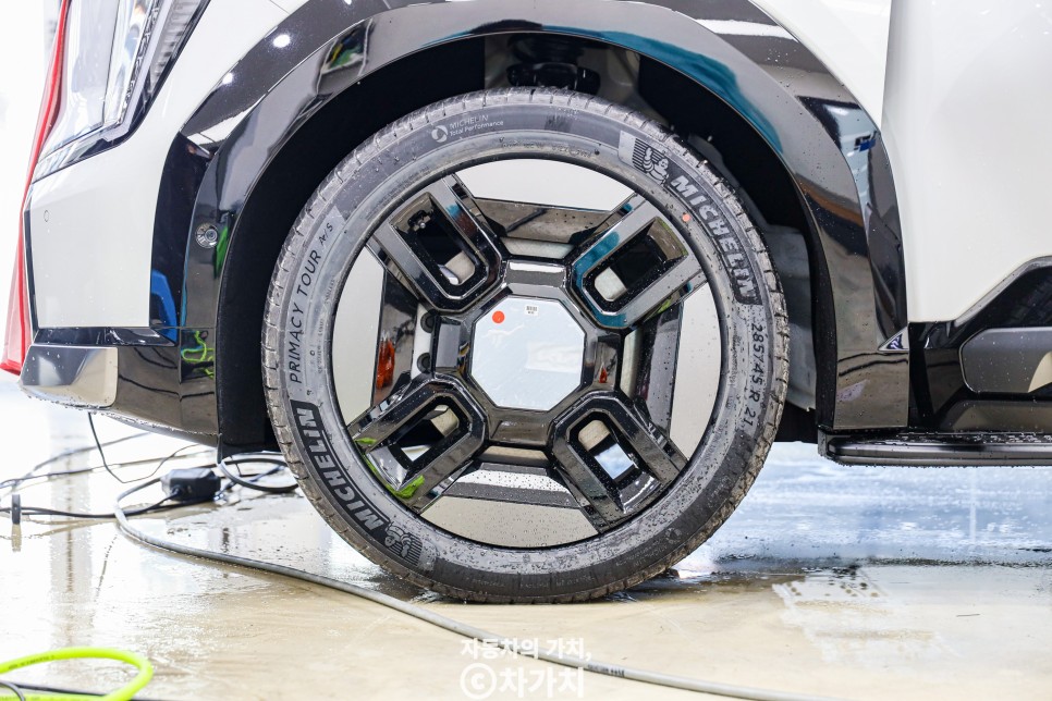 국산 전기차 기아 EV9 국내를 넘어 세계 올해의 차 선정 (6인승 GT 라인 옵션 차박 타이어)